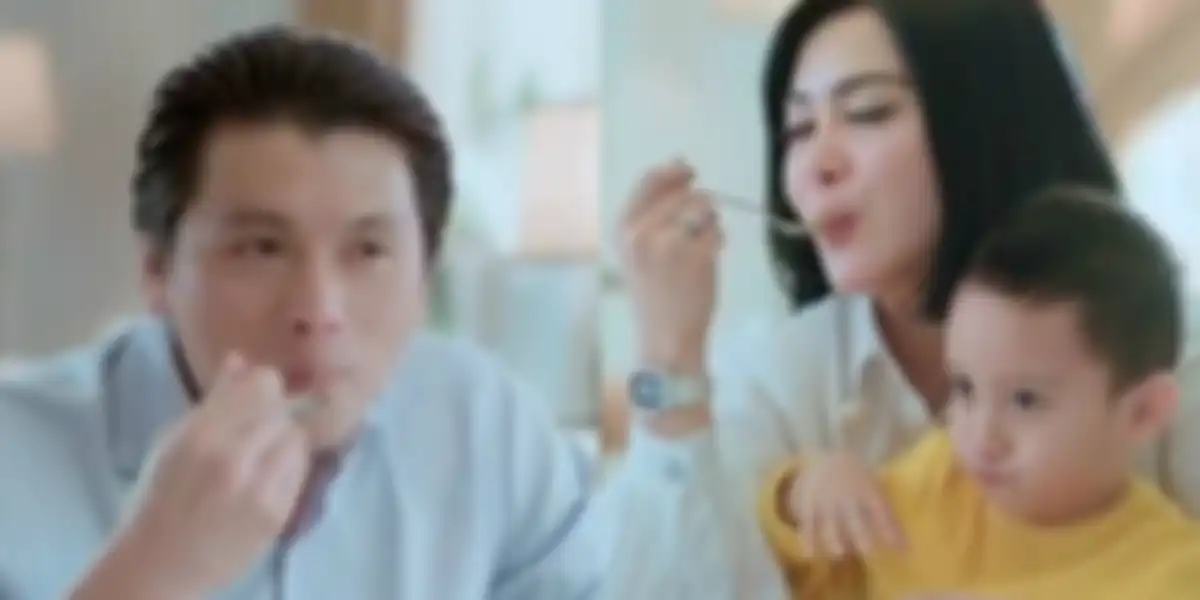 Syahrini dan Reino Barack makan puding