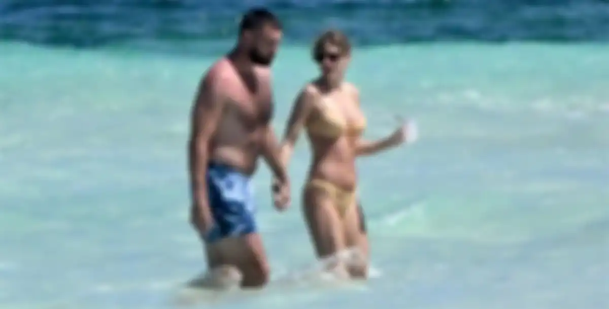 Taylor dan Travis liburan di pantai