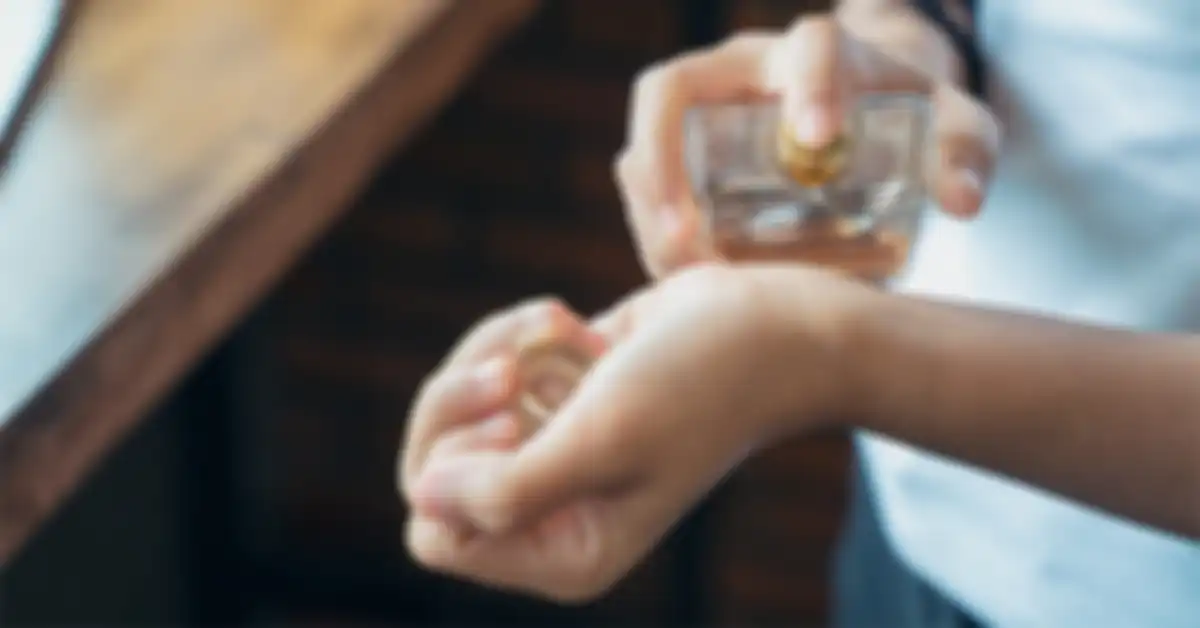 Ilustrasi orang memakai parfum