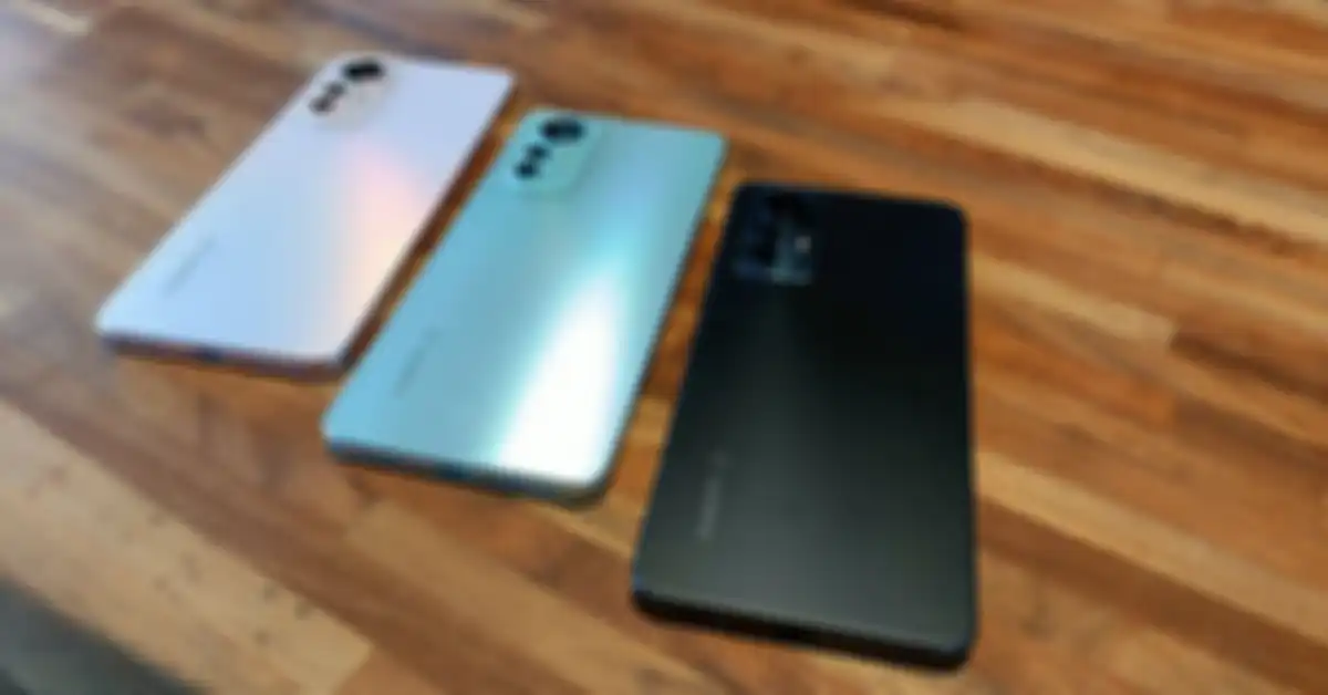 3 varian warna Xiaomi 12 Lite secara berurutan yaitu Lite Pink (merah muda), Lite Green (hijau), dan hitam