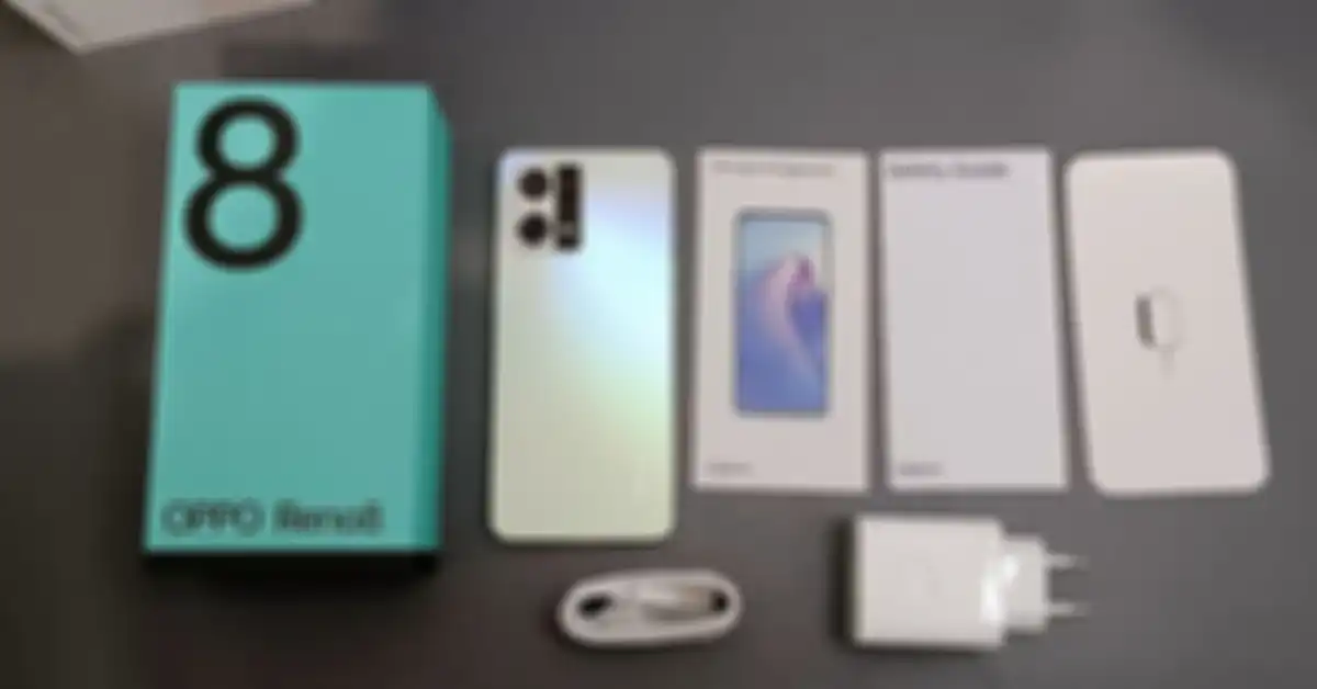 Isi dari kotak pemnelian OPPO Reno8, termasuk di dalamnya charger 33W dan casing bening