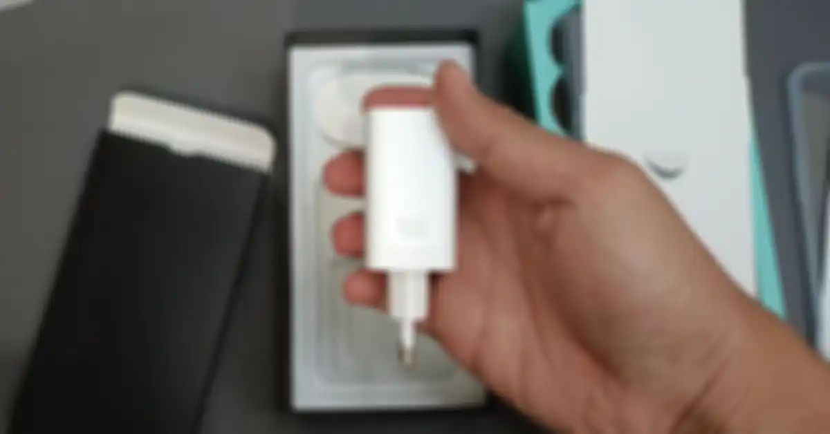 Adaptor 80W SuperVOOC yang disertakan dalam kotak pembelian OPPO Reno8 5G