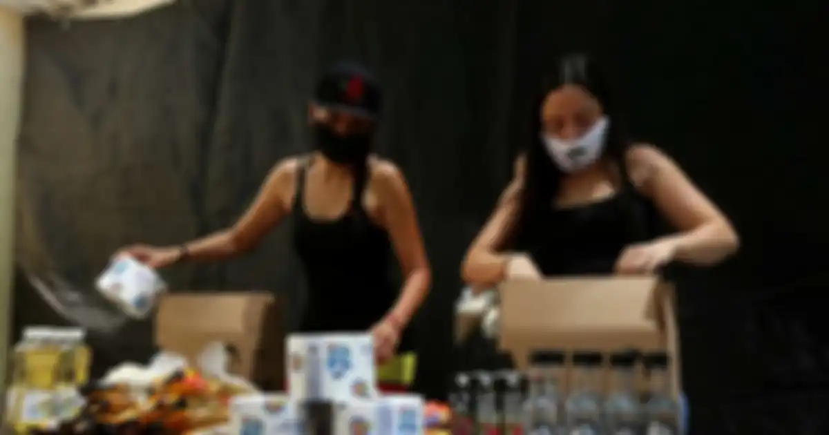 Alejandrina, terlihat memasukkan kertas toilet dan makanan ke dalam kotak kardus