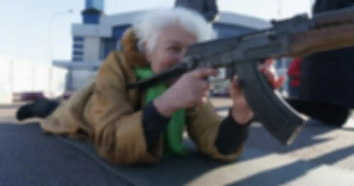 Foto anggota Batalion Babushka yang berisi nenek-nenek Ukraina siap berperang melawan Rusia viral. Mereka dilatih Neo Nazi Ukraina.
