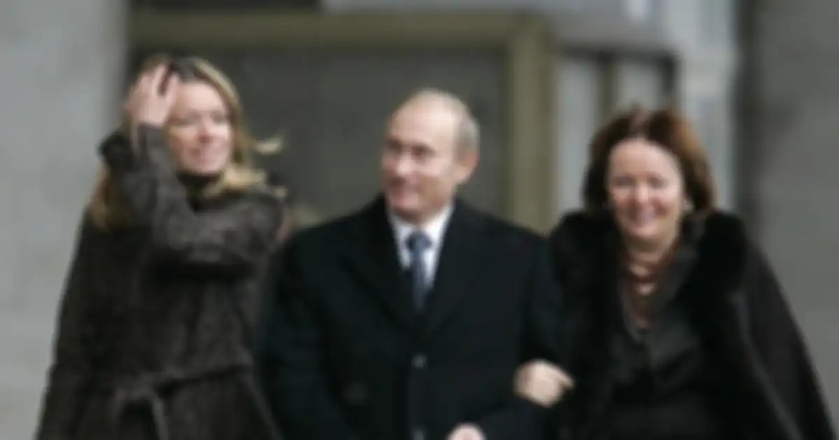 Kehidupan pribadi Vladimir Putin dibongkar. Rupanya, Presiden Rusia ini memiliki anak haram dari hubungan di luar nikah.