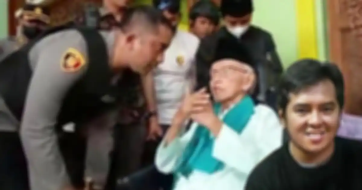 Ayah Bechi yang juga pemilik Ponpes Shiddiqiyyah Jombang ditemui Kapolres Jombang dalam kondisi begini saat anak mau ditangkap.