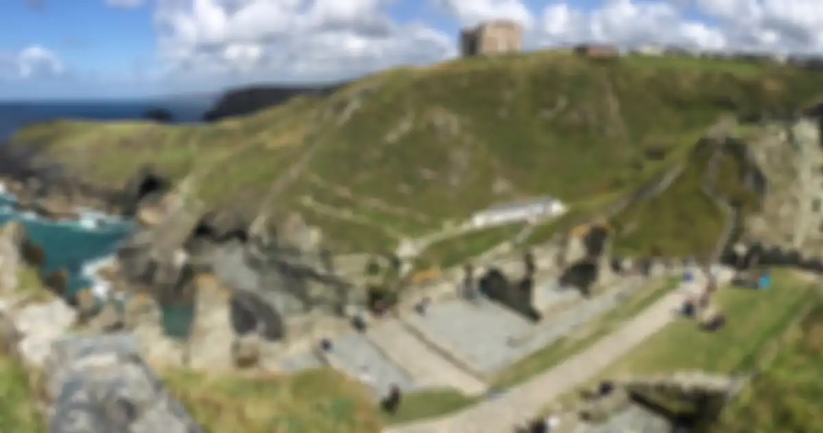 Kastil Tintagel, yang diduga sebagai tempat kelahiran Raja Arthur.