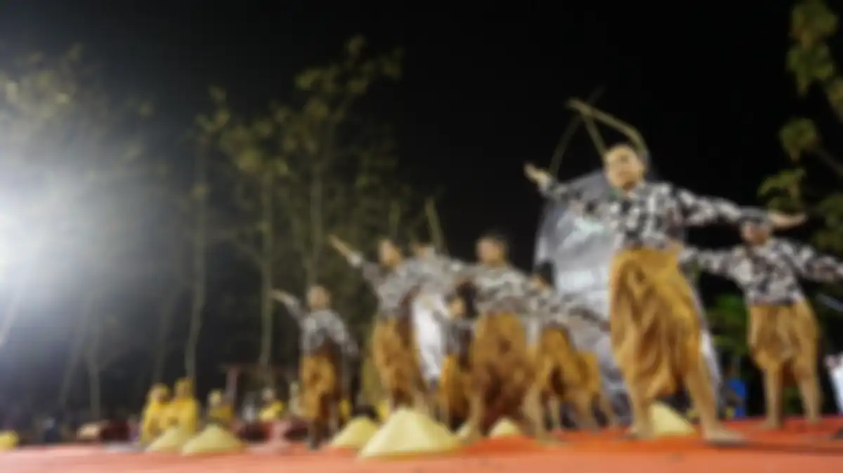Penampilan anak-anak Sedulur Sikep menarikan pepanen saat Festival Samin, Selasa (10/9/2019), di Dusun Jepang, Margomulyo, Bojonegoro, Jawa Timur.