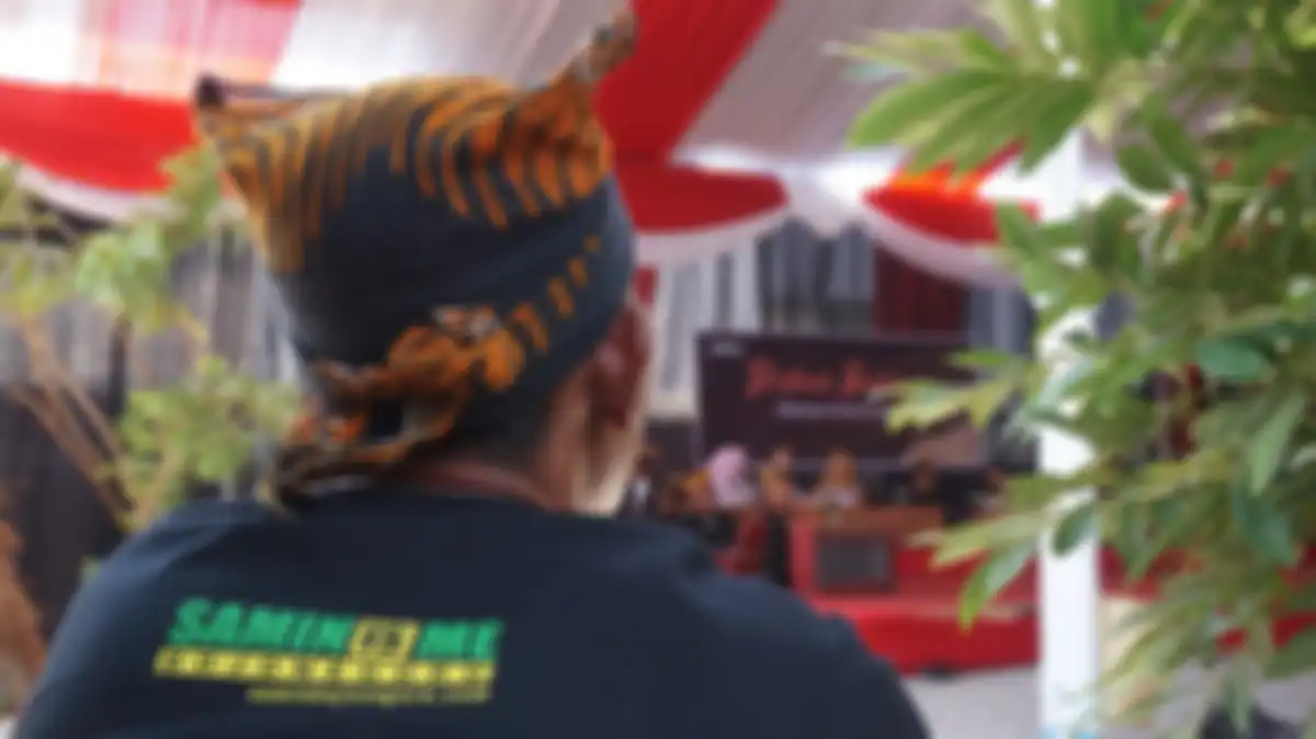 Seorang warga menyimak Diskusi Budaya saat Festival Samin, Rabu (11/9/2019), di Dusun Jepang, Margomulyo, Bojonegoro, Jawa Timur.