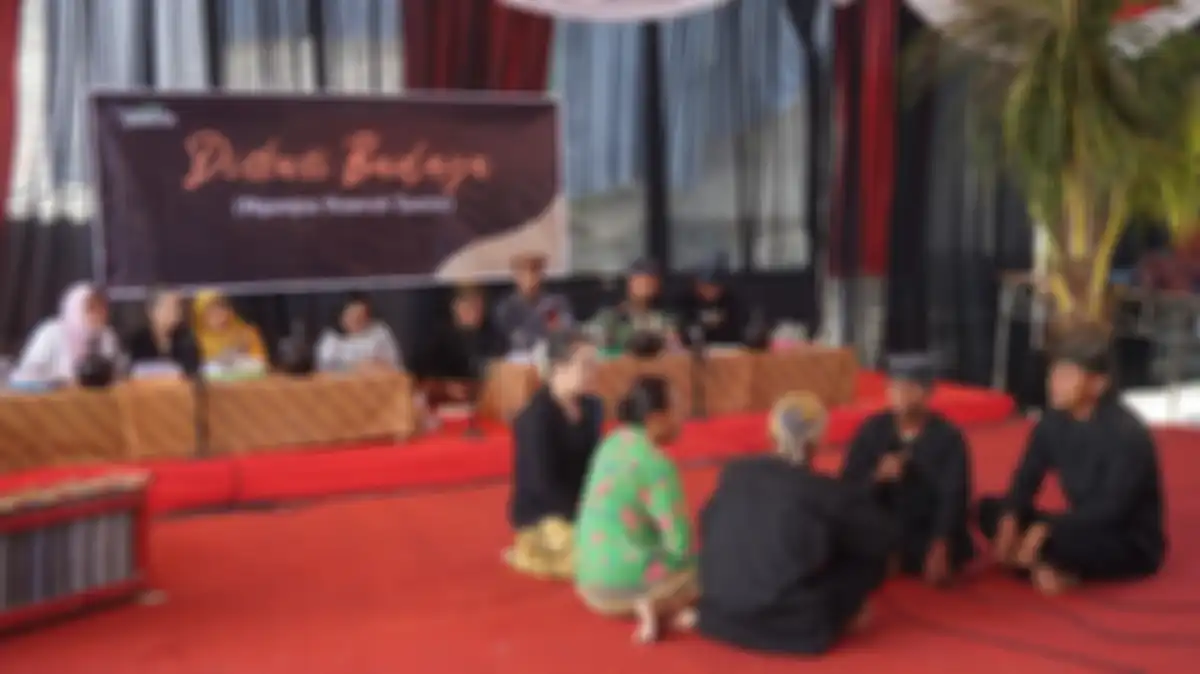 Pemeragaan prosesi perkawinan adat saat Diskusi Budaya di Festival Samin, Rabu (11/9/2019), di Dusun Jepang, Margomulyo, Bojonegoro, Jawa Timur.