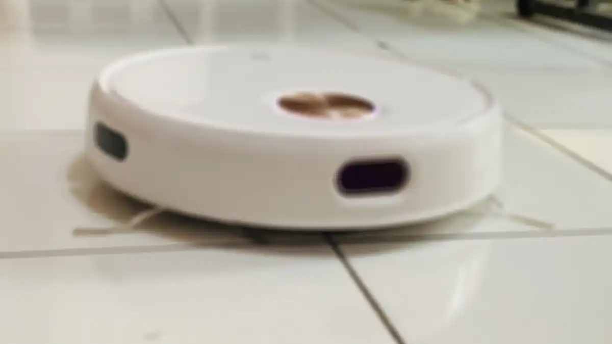 Terdapat 3 sensor 3D ToF pada bagian depan Yeedi Floor 3 untuk memetakan ruangan