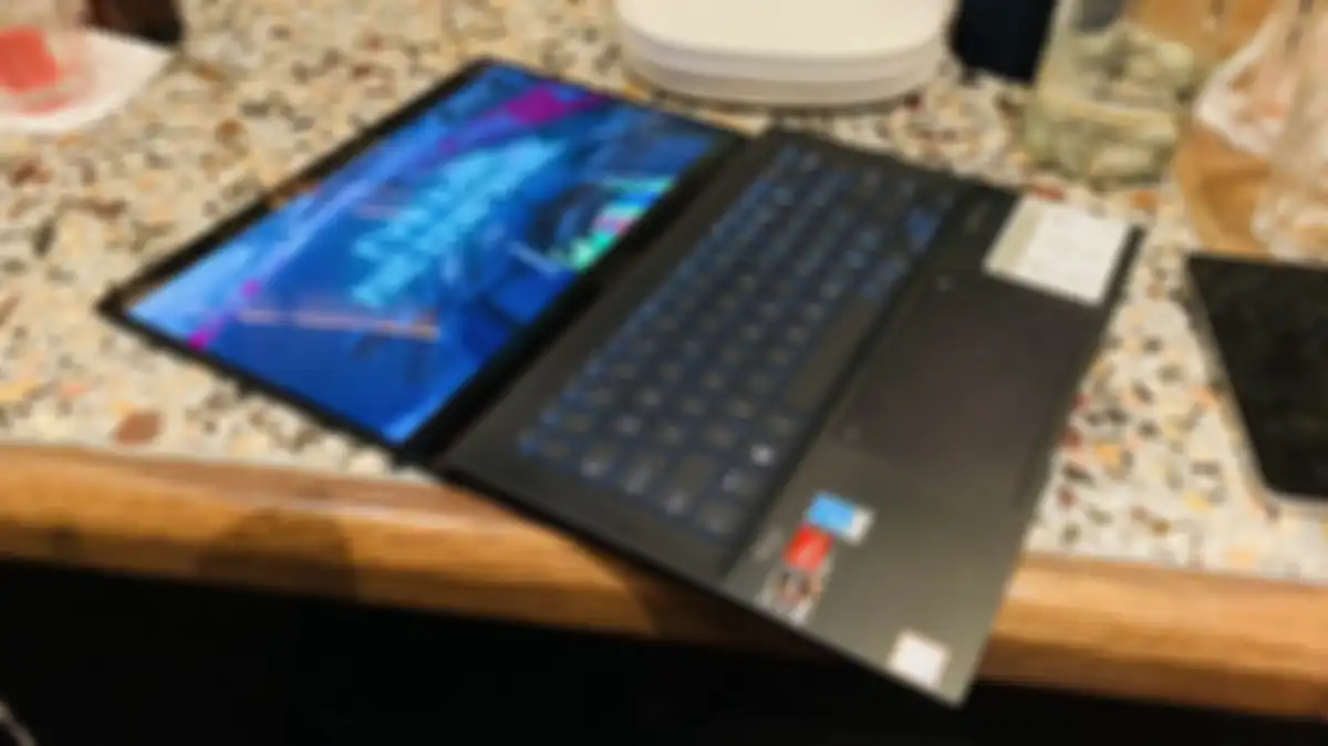 ASUS Zenbook 14 OLED (UM3402) dengan engsel layar yang bisa dibuka hingga 180 derajat