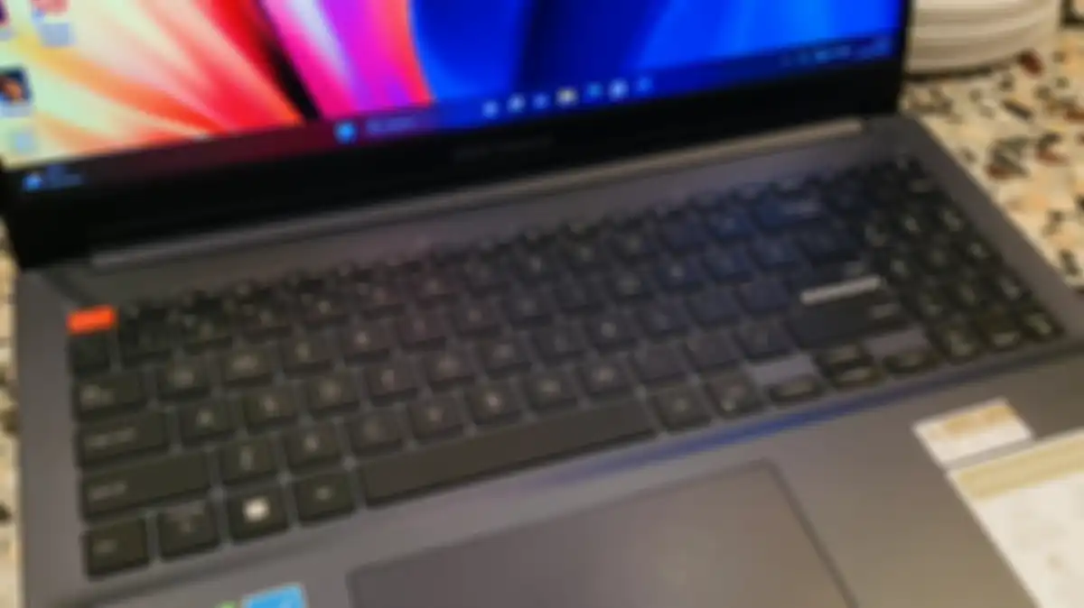 ASUS Vivobook Pro 15 OLED K6502 dilengkapi dengan keyboard full layout