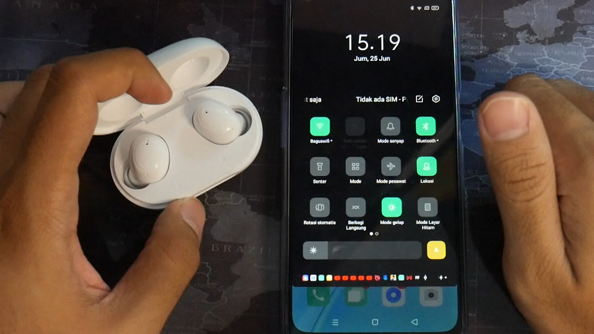 Buka case dari earphone TWS Oppo Enco Buds dan aktifkan settingan bluetooth