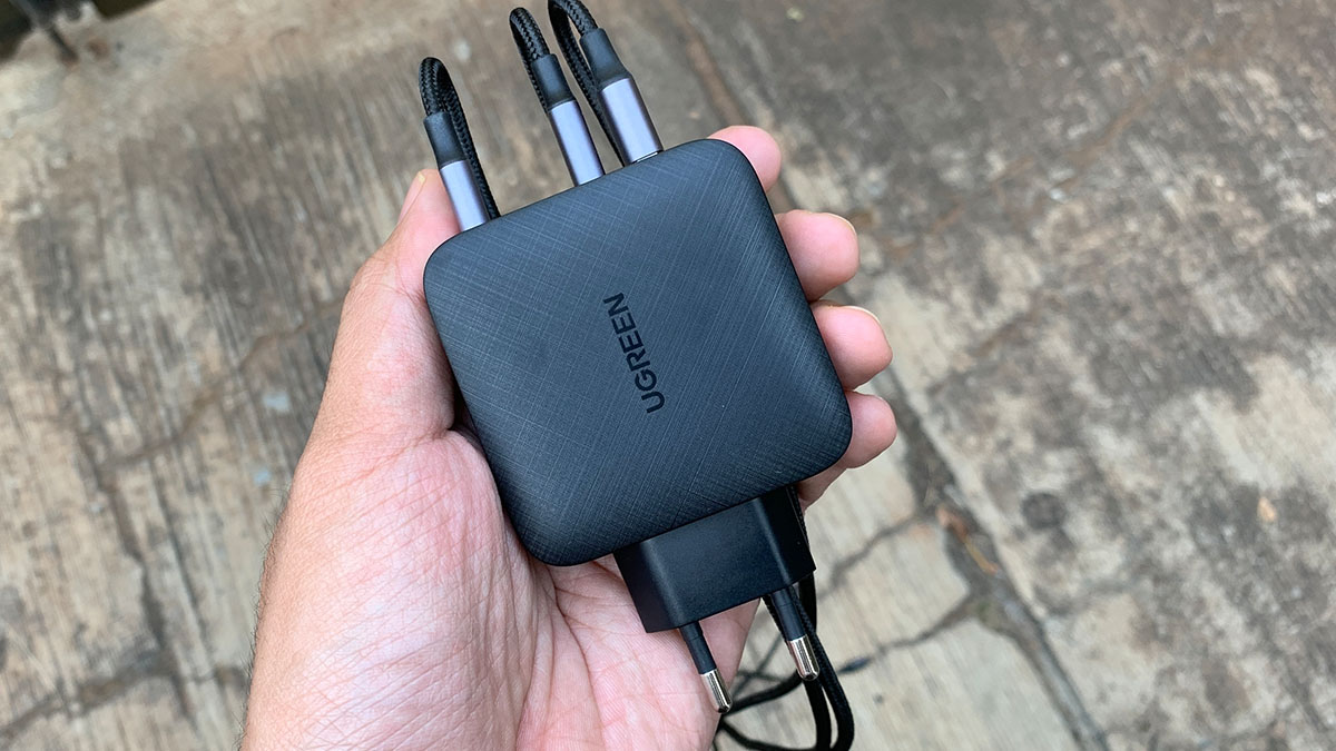 Charger Ugreen Gan X 65W memiliki ukuran ayng cukup ringkas