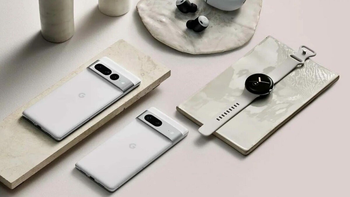 Lineup hardware Google yang terdiri dari Google Pixel 7, Google Pixel 7 Pro dan Google Pixel Watch. 