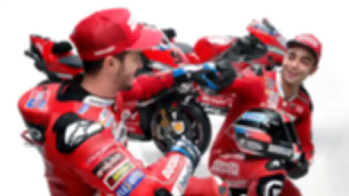 Andrea Dovizioso (kiri) dan Danilo Petrucci (kanan).