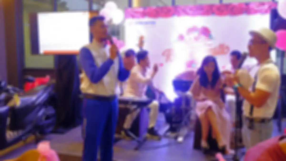 (kiri) Safety Riding & Community Development Supervisor Astra Motor Yogyakarta Muhammad Ali Iqbal berbagi wawasan mengenai teknik berkendara saat berboncengan dan potensi bahaya di jalan raya pada salah satu sesi di Honda Romanticoustic (14/4).