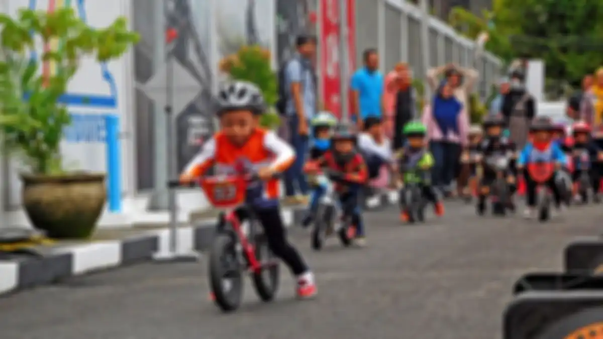 Bukan cuma orang dewasa, tapi anak-anak kecil juga