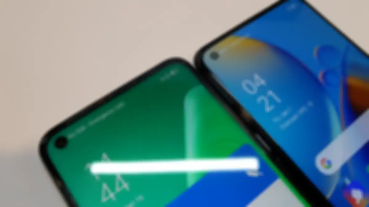 perbedaan ukuran punch hole Oppo A74 5G (kiri) dan Oppo A74 (kanan)