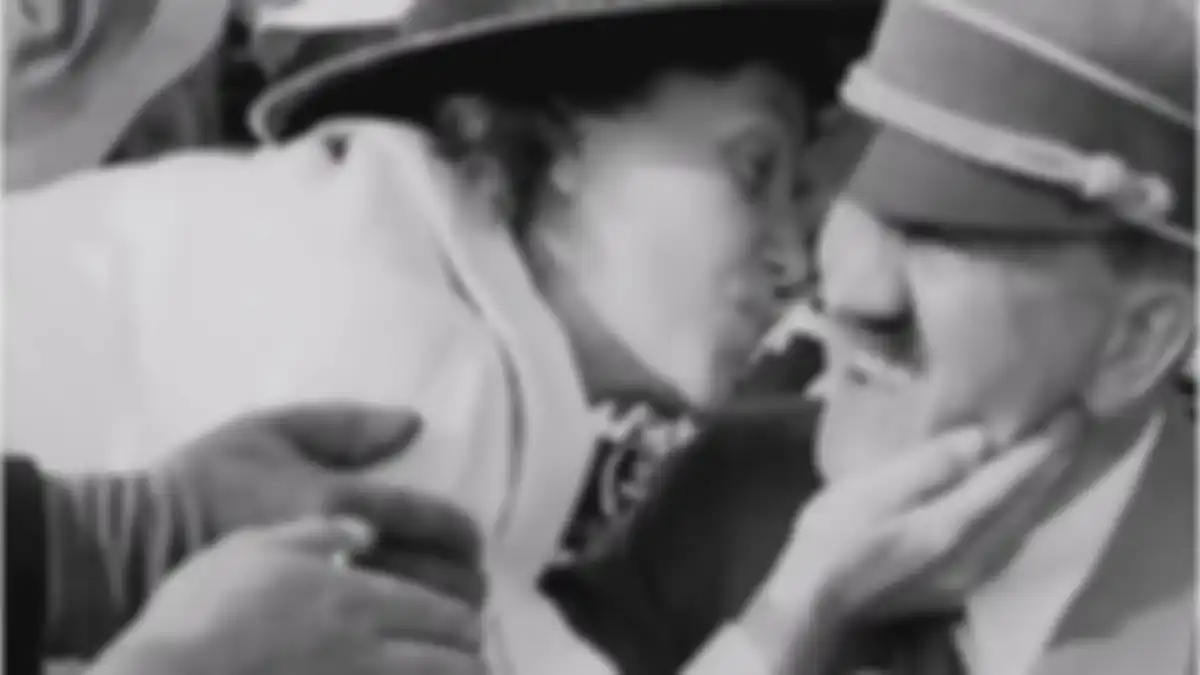 Seorang wanita tiba-tiba mendatangi Hitler dan menciumnya.