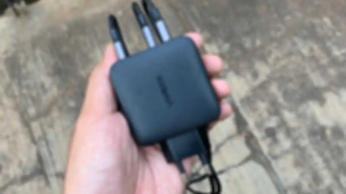 Charger Ugreen Gan X 65W memiliki ukuran ayng cukup ringkas