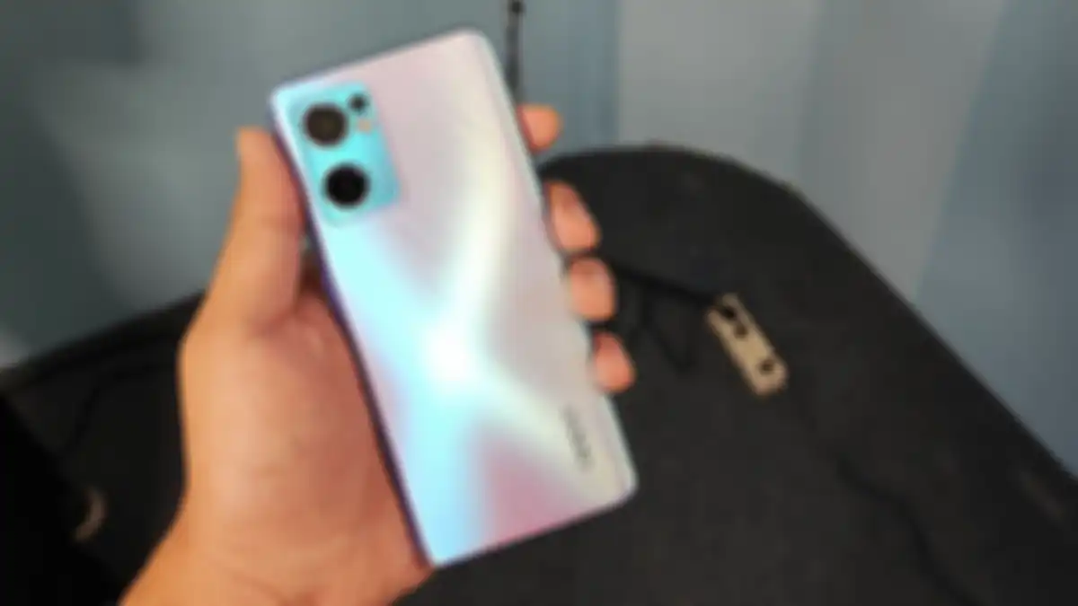 Lapisan belakang OPPO Reno7 5G yang dilengkapi dengan OPPO Glow