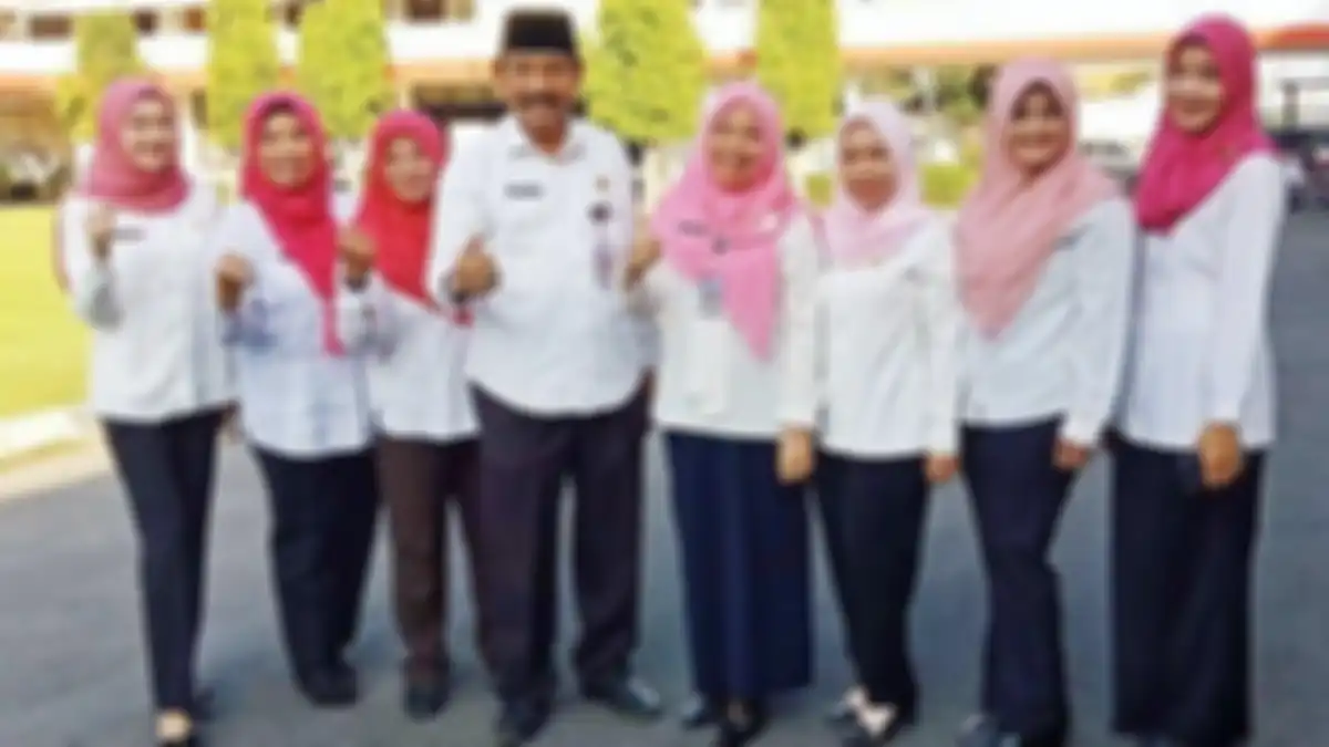 Ellen berfoto bersama rekan kantornya 