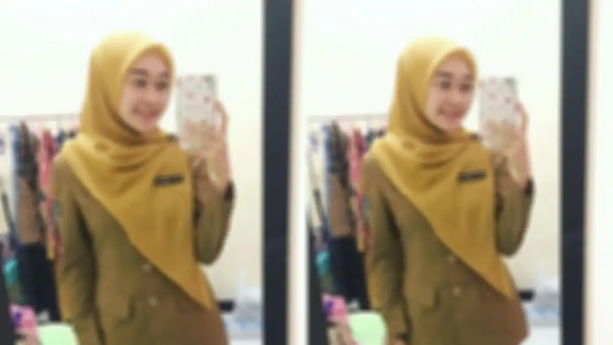 Ellen merambah kariernya menjadi dosen di Malang