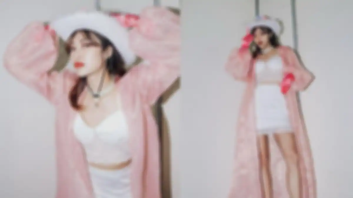 Widi memakai crop top dan topi koboi 