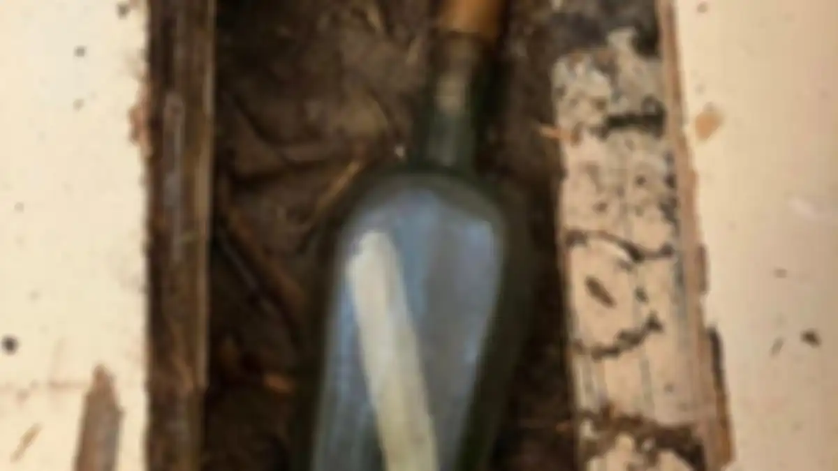 Botol yang tersembunyi di rumah