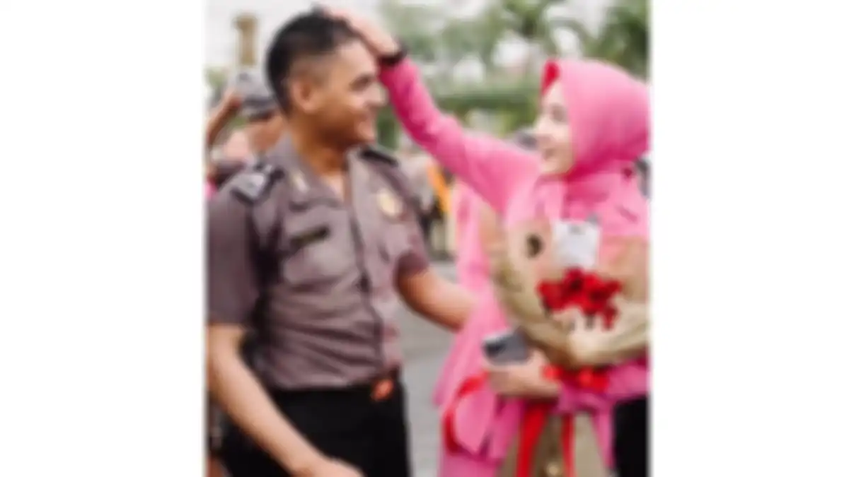 Yeni Inka mengenakan seragam Bhayangkari.
