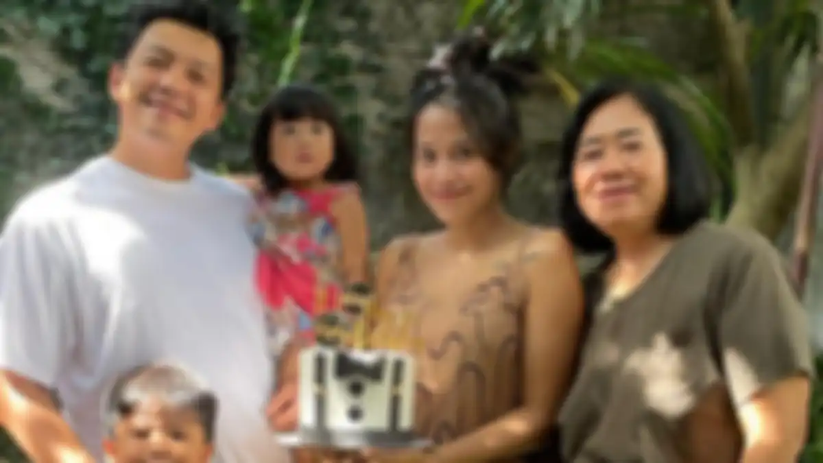 Nola Rayakan Ulang Tahun Dirly 
