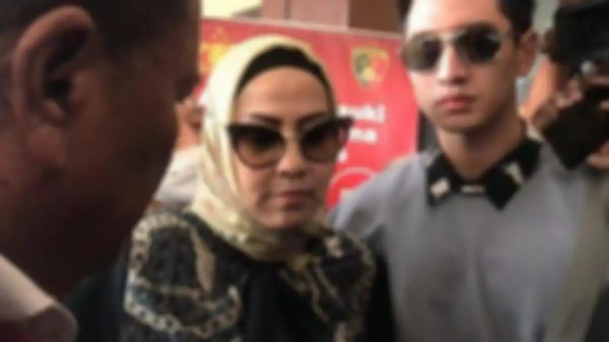 Venna Melinda datangi Mapolda Jatim, Kamis (12/1/2023) didampingi Verrell Bramasta