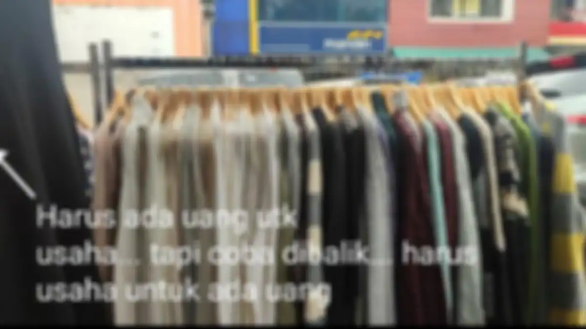 Sally Macelina rela jualan baju bekas demi cuan