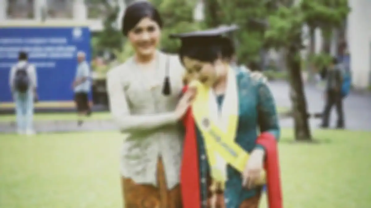 Erina Gudono menyempatkan hadir di wisuda sang adik, Shania. 