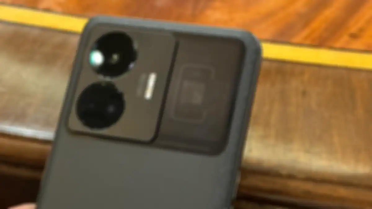 Modul kamera dan panel LED di HP Realme GT 3.