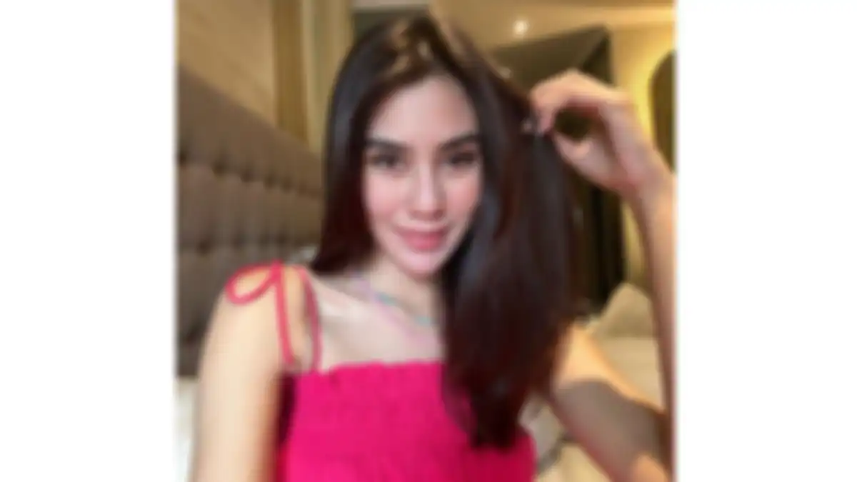 Syahnaz terlihat lebih anggun dari biasanya