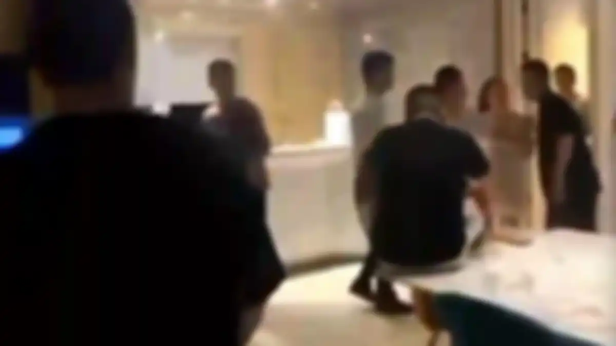 Seorang suami bawa teman-temannya untuk grebek istrinya yang sedang selingkuh.  