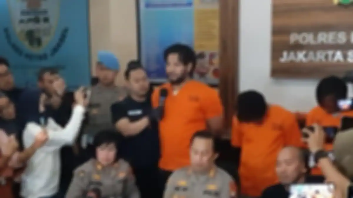 Aktor peran Ammar Zoni berseragam oranye setelah ditangkap polisi karena kasus penyalahgunaan narkoba di Polres Metro Jakarta Selatan. 