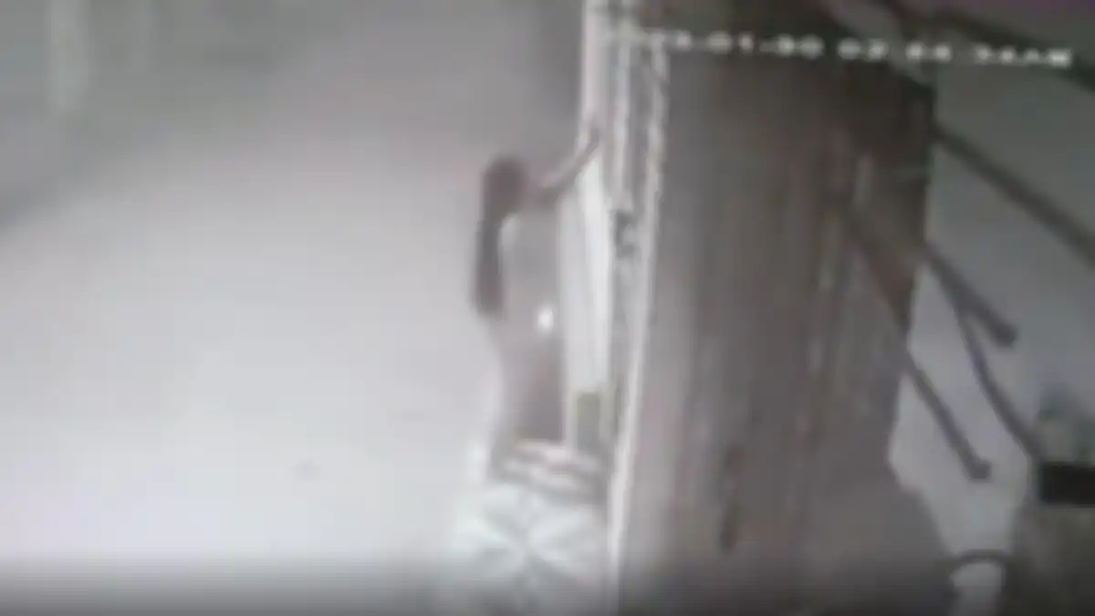 Wanita telanjang ketuk pintu rumah orang tengah malam terekam kamera CCTV.
