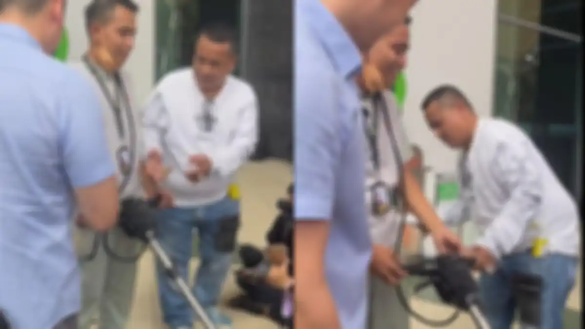 Hotman Paris saat berusaha memberikan imbalan kepada Edi Sanjaya.