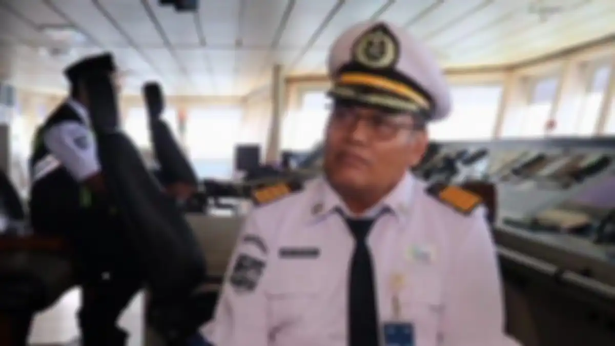 Kisah Nahkoda Kapal Motor Penyeberangan Sebuku Kapten Dwi Irianto yang tidak pulang saat momen lebaran selama 23 tahun, jika kangen keluarga hanya bisa video call, itupun jika dapat jaringan.