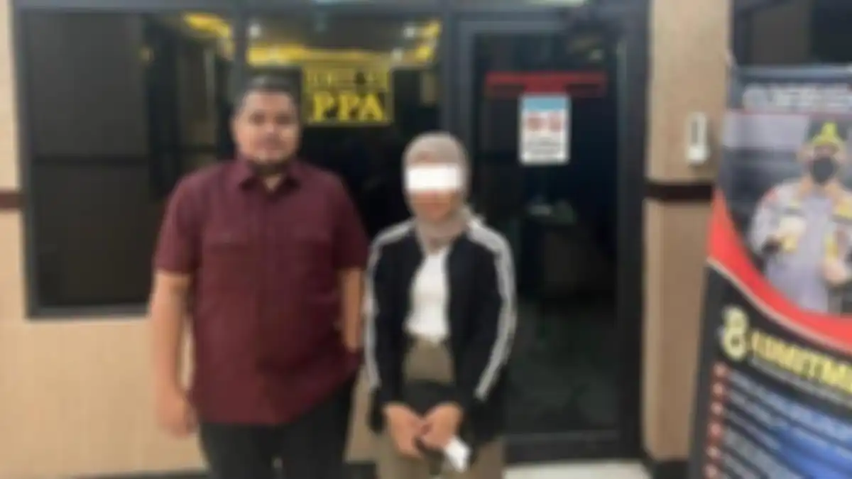 Asisten rumah tangga (ART) berinisial RM (24) didampingi pengacaranya Fikram Faraid saat melaporkan kasus pelecehan seksual ke Polres Jakarta Selatan. 