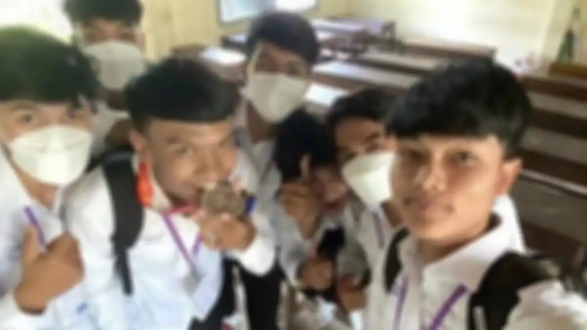 Chhay Sathya memamerkan medali yang ditemukannya
