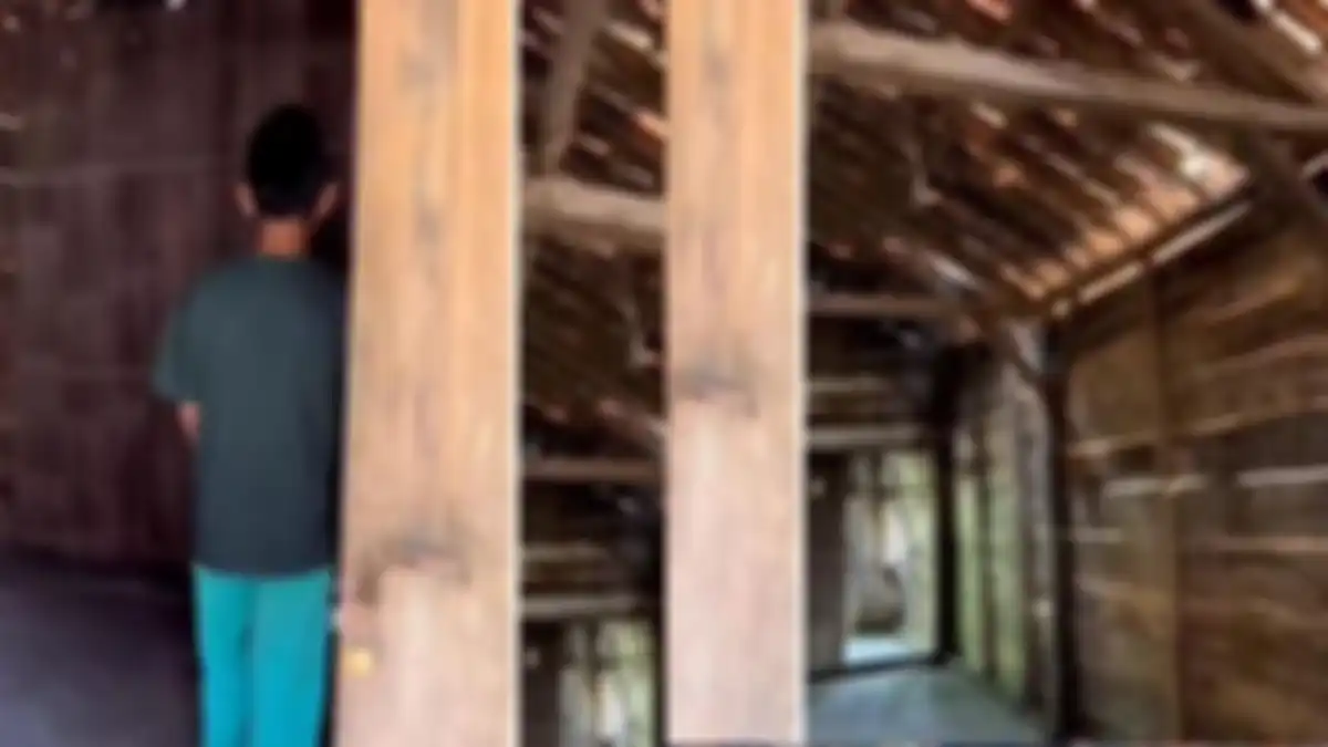 Kondisi rumah murah seharga Rp10 juta, dinding semua masih kayu, atap tidak memakai plafon. 