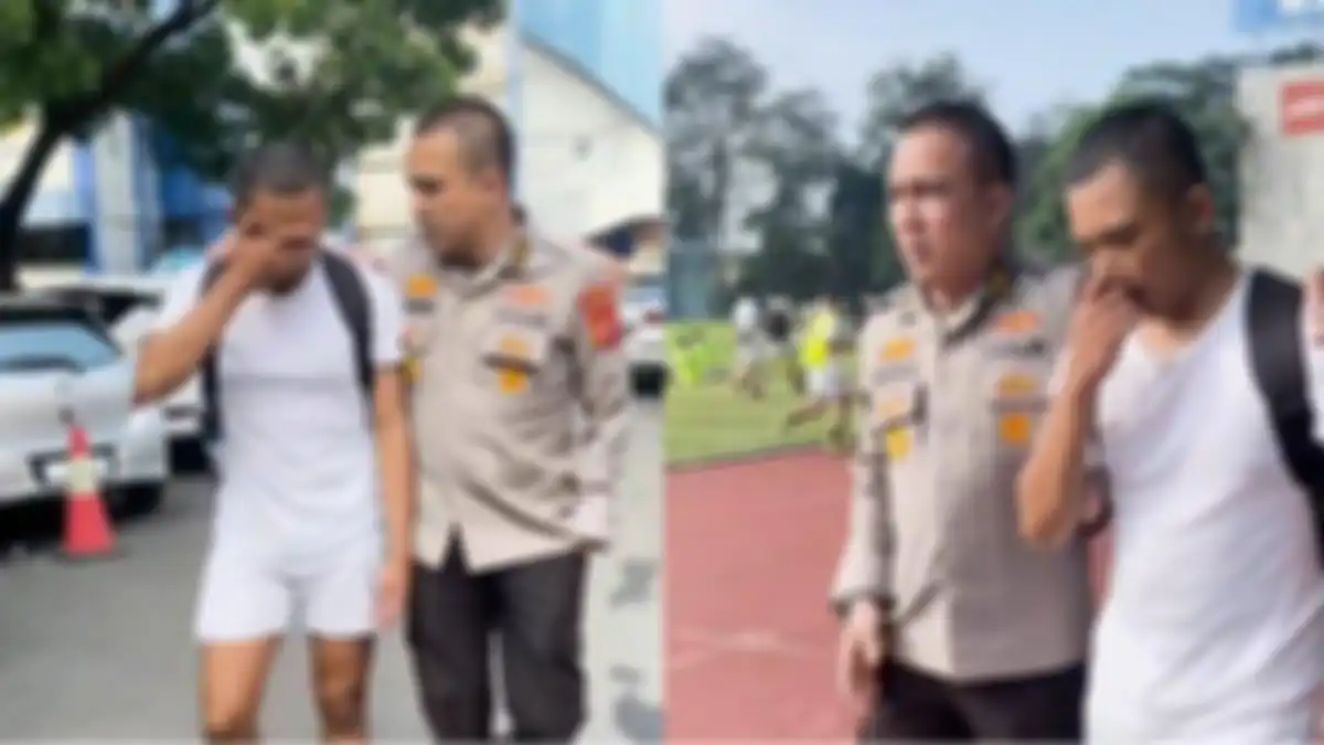 Casis Polda Jabar menangis namun tetap berusaha menyelesaikan tes meski dikabari ayahnya meninggal. 