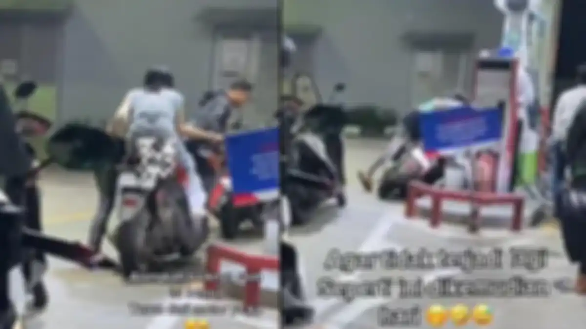 Momen seorang wanita terjatuh saat hendak isi bensin, diduga karena terlalu manja dan tak mau turun dari atas motor. 