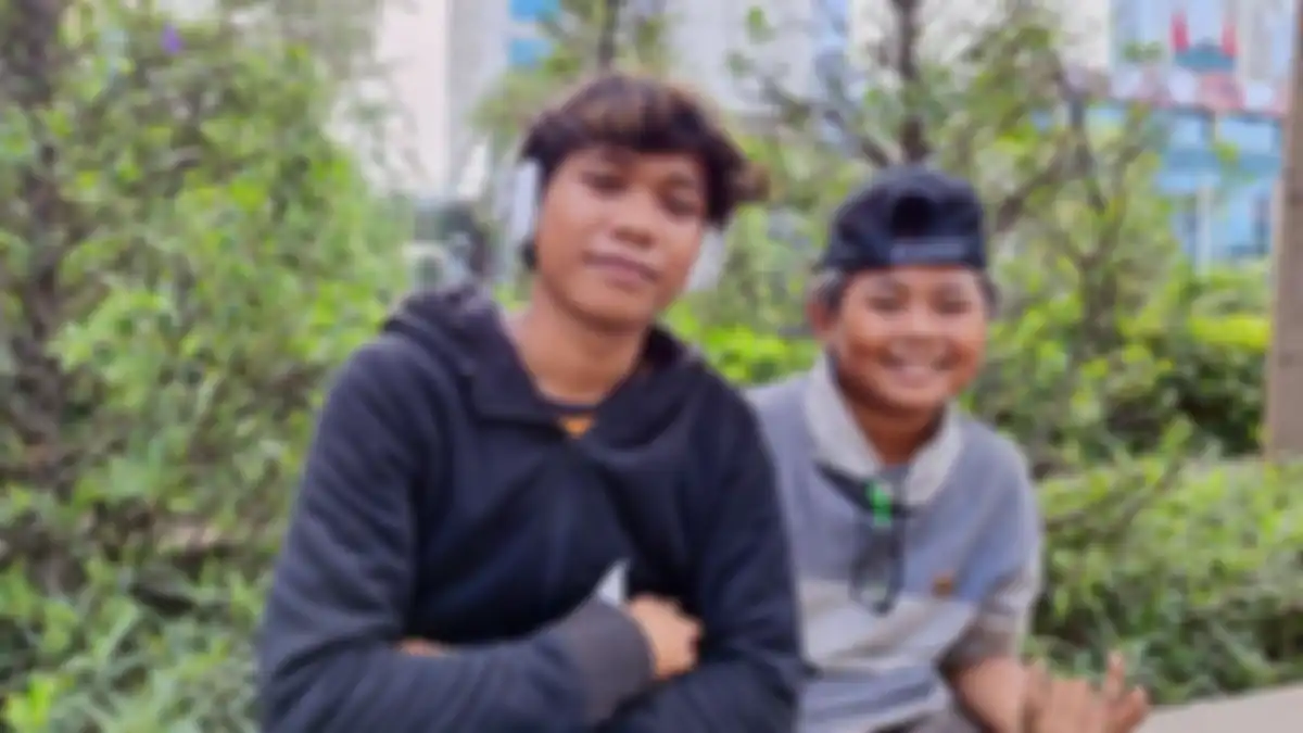 Acil (kiri), salah satu remaja yang sempat meramaikan Citayam Fashion Week, saat ditemui Kompas.com di sekitaran Dukuh Atas, Jakarta Selatan, Minggu (25/6/2023). 