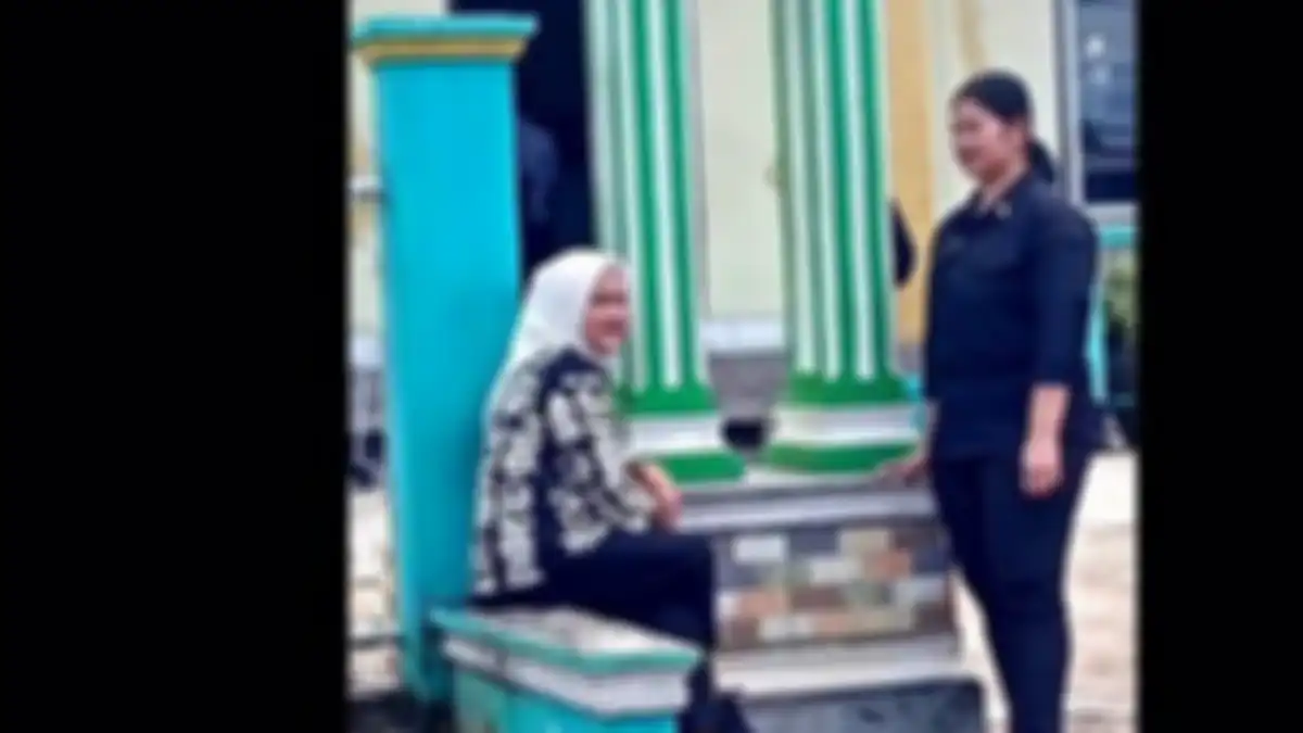 Momen Ibu Iriana Jokowi duduk di depan masjid menunggu Presiden Jokowi shalat Jumat di Masjid Al Jihad Tanjung Agung, Bengkulu, Jumat (21/7/2023).  
